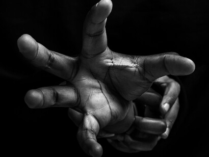 Talvez seja uma lei do universo, segundo a qual, havendo dois, é preciso que haja o predomínio de um para poder organizar a ação. Caso contrário, poderia ser como dois senhores em igualdade de condições, de mesma idade e excessivamente gentis, um dando a passagem ao outro e permanecendo ambos parados, num eterno impasse. Ou o lance de futebol entre dois jogadores do mesmo time, um cedendo a vez ao outro para neutralizar um ataque e ambos perdendo a jogada para o adversário: o famoso deixa que eu deixo!
