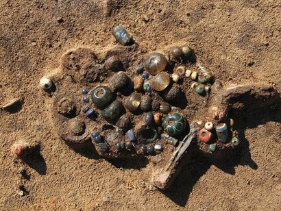 Collana di perle di vetro, pendenti in bronzo e perle di cristallo di rocca. Foto di Bartosz Świątkowski, isola di Bornholm, Danimarca