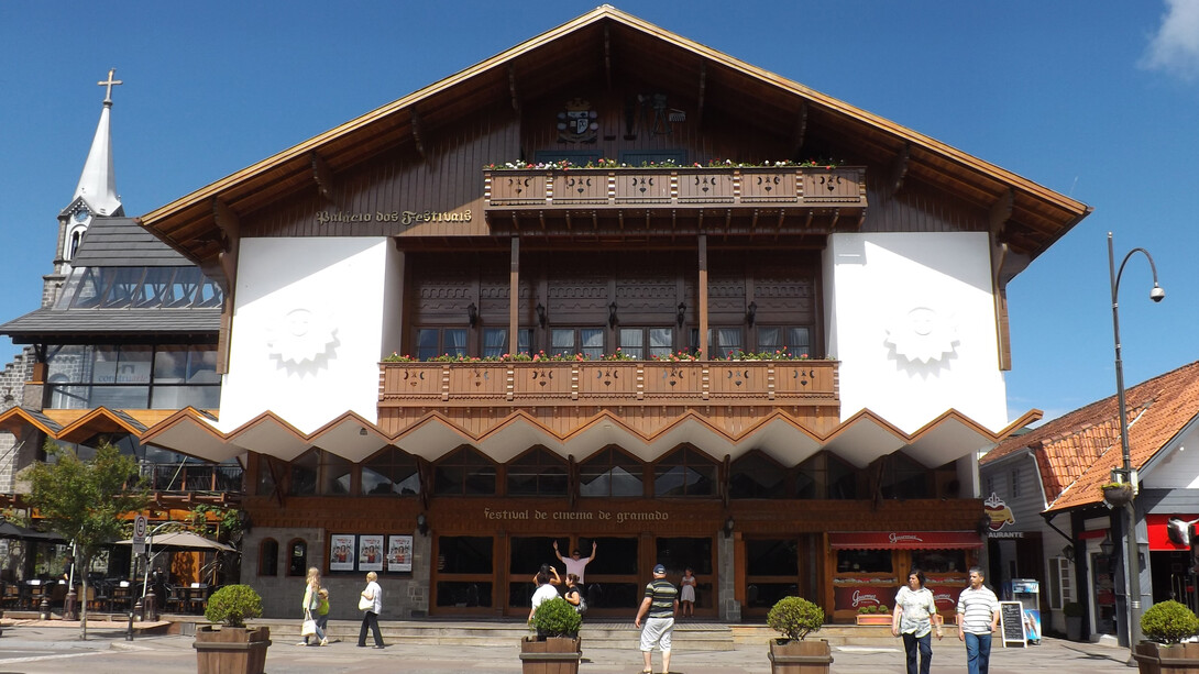 Palácio dos Festivais na cidade de Gramado, Rio Grande do Sul, Brasil. Explore o encanto e mergulhe nas atrações únicas e gastronomia premiada da Serra Gaúcha