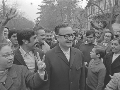 El expresidente chileno Salvador Allende camina entre sus simpatizantes