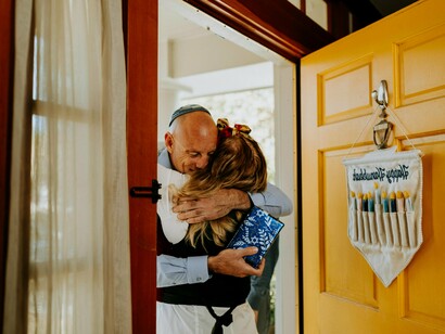 Mulher recepciona homem em sua casa. Por exemplo, se eu estou planejando uma viagem para Inglaterra no natal, irei pesquisar dentro da plataforma opções de casas cadastradas nesta região e enviar mensagens individuais para as pessoas que moram lá propondo uma troca de casa