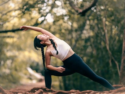 Fare stretching. Riscaldare, stirare il corpo come meglio sentiamo e abbiamo bisogno quel giorno, facendo particolare attenzione a sciogliere bene tutte le articolazioni che abbiamo citato sopra e in particolare quelle di polsi e caviglie