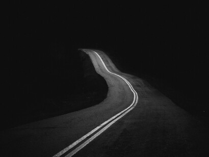 Una carretera rodeada por la sombra de la incertidumbre. Salir de lo habitual para experimentar, para conocer otras variantes, alternativas, perder el miedo a lo nuevo, a lo desconocido, es una señal de crecimiento