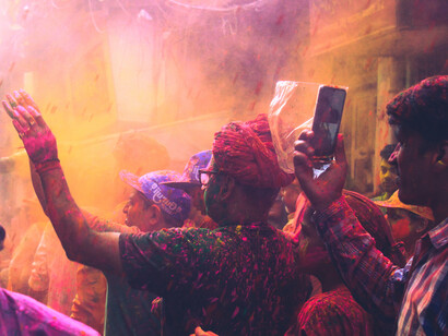 O respeito pela cultura e a reunião de diferentes crenças se misturam em meio ao festival das cores na Índia