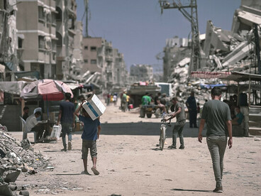 Em 2024, Gaza está marcada por destruição generalizada, com edifícios bombardeados reduzidos a escombros e pessoas tentando sobreviver em meio às ruínas