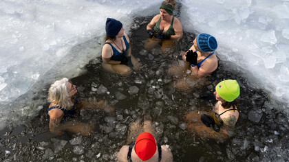 Un cuerpo sumergido en hielo puede parecer una escena de disciplina y superación, pero también encierra una tensión invisible entre el espectáculo y el riesgo
