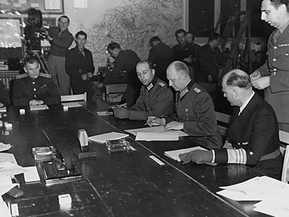 Firma de la rendición incondicional alemana, Remis, Francia, 8 de mayo de 1945. La firma del acta de rendición en el USS Missouri simbolizó no solo el fin del conflicto, sino también el inicio del orden mundial bipolar que moldeó la segunda mitad del siglo XX