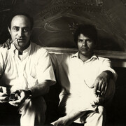 Arnaldo Pomodoro insieme a Gregory Corso a Milano nel 1966 in una foto scattata dalla sorella Teresa. Courtesy of MAC