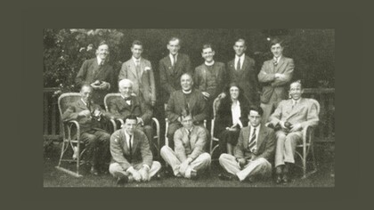 Foto del 1930 che ritrae il gruppo "Writers and Readers Group", con base a Londra. L'immagine possibilmente ritrae anche Calder-Marshall che faceva parte del gruppo di scrittori insieme a Randall Swingler, Tom Wintringham, Sylvia Townsend Warner, Mulk Raj Anand, Maurice Richardson e Rose Macaulay