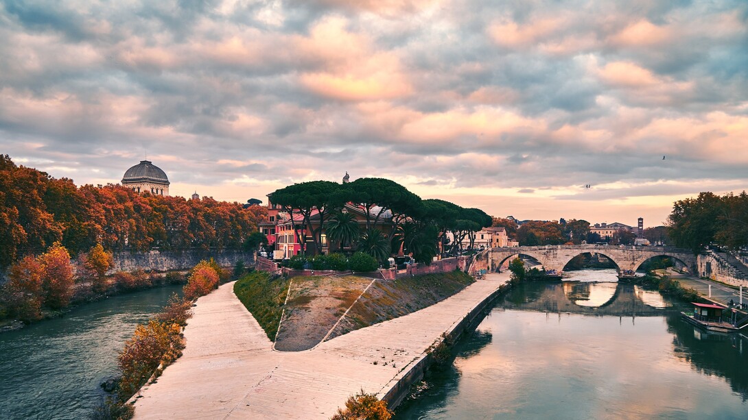 L’Isola Tiberina, sospesa tra le sponde del Tevere, è un piccolo gioiello romano, dove storia, leggenda e bellezza si intrecciano in un angolo di pace nel cuore pulsante della città eterna, Roma, Italia