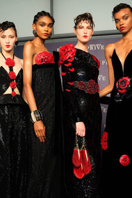 Modelos vestem Haute Couture para a Privê Giorgio Armani em Paris, Coleção Outono 2023
