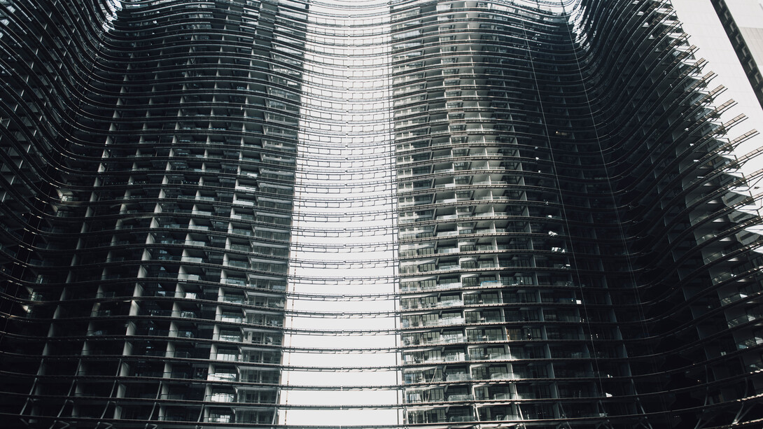 La tour de Babel. Le problème d'une abstraction toujours plus éloignée du terreau d'où elle provient c'est qu'elle laisse en déshérence la question de l'arrimage ontologique des signifiants dans la substantialité du monde réel 