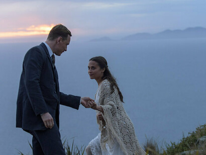 Tom (Fassbender) ayuda a su mujer Isabel (Vikander)