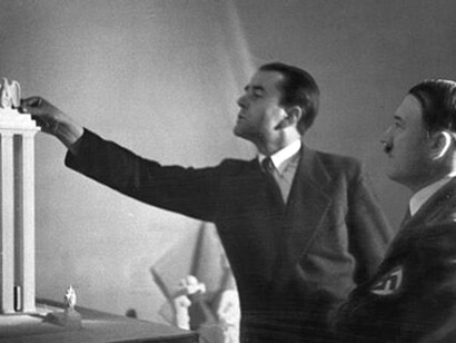Albert Speer mit Hitler vor dem Turm-Modell des 'Deutschen Hauses' auf der Weltfachausstellung Paris 1937
