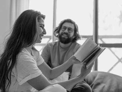 Quarto de casal. Um quarto sem papeis, cartas ou recordações, mas decorado a mel e construído de raiz, a dois