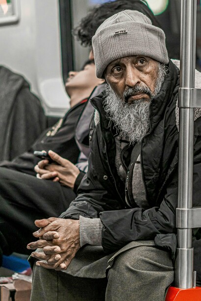 Usuários ocupam o interior do metrô durante o trajeto pela cidade. O texto discute a distância entre os centros de decisão e a realidade de quem depende diariamente dos serviços públicos