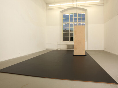 Tobias Hoffknecht, Pista da ballo, 2012, anchor chain, plywood, velvet, 400 x 450 x 750 cm
