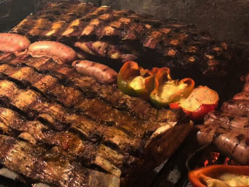 Asado. Con el último adiós, volvió a llenar los vasos y brindó con sus amigos para que nunca más se les ocurriera invitar a sus reuniones a personas como aquellas.