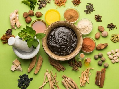 Chyawanprash si presenta come una specie di marmellata, semisolida, di sapore gradevole, dolciastro, tendenzialmente aromatico