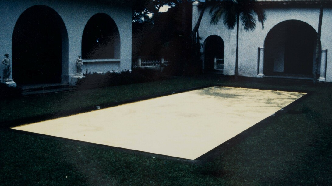 Shelagh Wakely, Aguadorado 1993, Golden bronze powder on water, 11 x 4m, Installation, part of Homenagem, Rio de Janeiro, Brazil