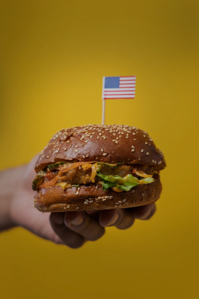 Un tipico hamburger statunitense. Il 42% dei bambini italiani tra I 5 e i 9 anni sono sovrappeso e il 17,8% sono obesi