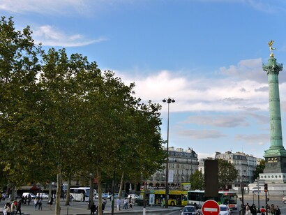 No hace sino unas horas que he sacado del sobre que estuvo mucho tiempo esperando ese momento en la estantería donde lo dejé, un paquete de folios donde está el todo y la nada. El reflejo de algo de por sí borroso. La Bastilla, Paris, Francia, 2012