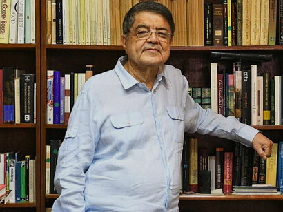 Sergio Ramírez Mercado en su espacio de trabajo