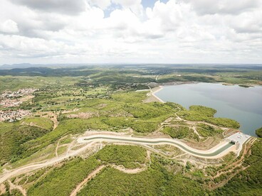 O sistema de canais e o reservatório se integram à paisagem onde áreas urbanas e vegetação dividem espaço com a infraestrutura hídrica. No São Francisco, o desafio está em conciliar o potencial transformador da engenharia com a preservação dos ecossistemas que dependem do rio