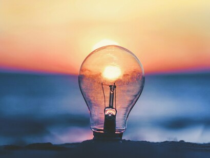 Lampadina. Innovare è sinonimo di vivere: l’innovazione porta cariche di fecondità, sprigiona energia, allontana dalla routine che ingessa le sinapsi, consente di puntare alla longevità