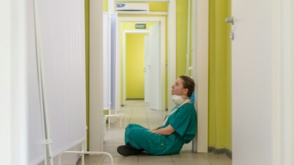 La renuncia silenciosa en la salud no nace de la apatía, sino del agotamiento de quienes siguen presentes en el hospital mientras se retiran emocionalmente para poder sobrevivir