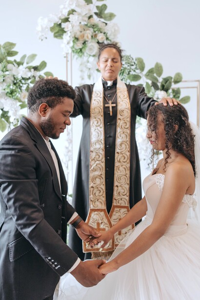 Pastor abençoa casamento de marido e mulher