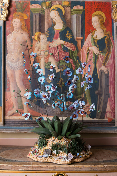 Bertozzi & Casoni, “Disgrazia con orchidee blu”, 2013, ceramica policroma, cm. h. 98 x 81 x 78
