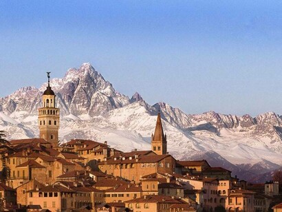 Saluzzo con il Monviso alle spalle, provincia di Cuneo, Italia