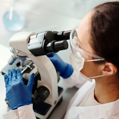 Disparidades salariais, escassez de representatividade em cargos de liderança e até mesmo sub-representação em determinados campos científicos e políticos são enfrentamentos atuais na vida de mulheres