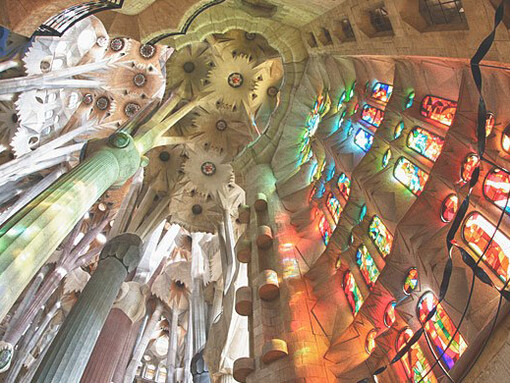 Sagrada Familia, Barcellona, Spagna. Ogni dettaglio racconta una parte della narrazione sacra, guidando i visitatori in un viaggio di fede e riflessione