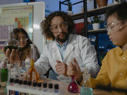 Professor faz alunos se interessarem pelo conteúdo da aula. Antes de introduzir novos tópicos, é fundamental avaliar o que os alunos já sabem, ajustando o ensino de acordo com suas necessidades