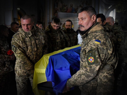 Soldados ucraniano trasladan la tumba de un compañero caído en combato en la Guerra de Ucrania