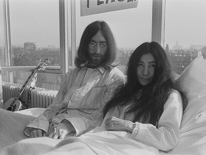 John Lennon y Yōko Ono durante su encamada en Ámsterdam, su forma no violenta de protestar contra las guerras y promover la paz