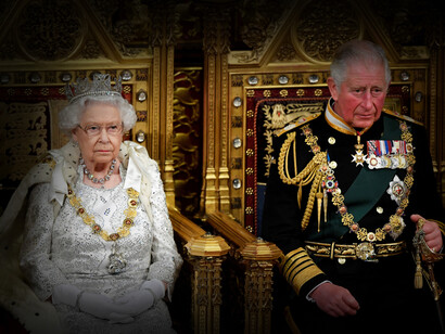 Isabel II del Reino Unido ​junto a Carlos III, rey de Inglaterra