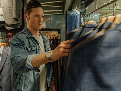 A modesta galeria de arte, apesar de seu tamanho reduzido, era um verdadeiro point para a juventude artística em Dunquerqueville. Louis ouvira falar daquele lugar, mas ainda não tinha reunido a coragem para visitá-lo. Mal sabia que exatamente ali seria o lançamento de seu primeiro rebento literário