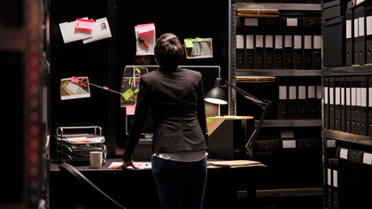 Face au mur des preuves, l’enquête reprend : cinquante ans plus tard, les fantômes d’Ostie réclament encore justice