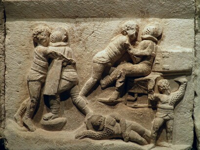 Tacito si sofferma a scrivere dello sfortunato figlio di Arminio, Tumelico, che, catturato dai Romani insieme alla madre Tusnelda, fu poi esiliato a Ravenna