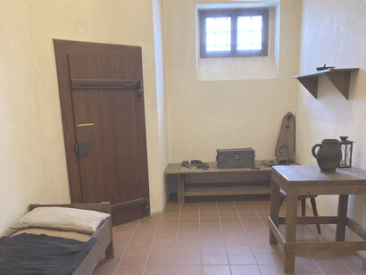 La cella di Silvio Pellico, Fortezza dello Spielberg, Brno, Repubblica Ceca. Dentro alle celle umide e insalubri, nella solitudine, Pellico visse la sua esperienza di vita più drammatica, tra cibo scarso e di cattiva qualità, lunghe giornate vuote, malattie