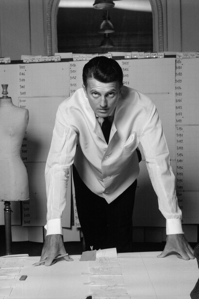  Hubert de Givenchy nel suo atelier