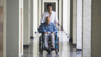 Un paciente en silla de ruedas