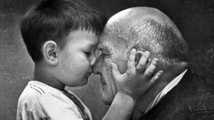 Un abuelo con su nieto