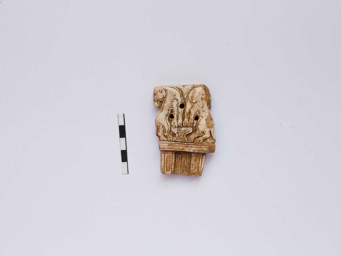 Plaque - sculpture en relief : lions héraldiques
Ivoire, h. 7,4 ; l. 4,7 cm, Découverte : Ialysos/ production : Atelier mycénien, Helladique récent (XIIIe siècle av. J.-C.) ©22e Éphorie des Antiquités, Rhodes / G.Kassiotis