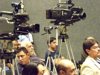 Preparando las cámaras para una rueda de prensa