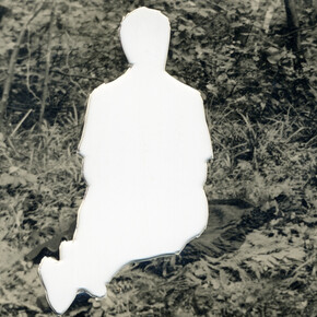 Cathy Alvarez, Assise dans l’herbe, 2020. Courtesy of La Châtaigneraie