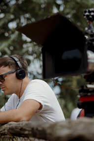 Daniele Barbiero durante il set del film "Squali" (2025), foto di Emanuele Giacomini
